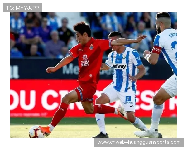 西甲俱乐部开放训练日吸引大量球迷，亲子足球活动受欢迎